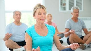 Qué es la Osteoporosis y como pueden ayudarte el Yoga y el pilates para tener huesos fuertes