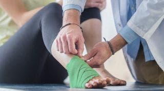 ¿Cuáles son las técnicas de fisioterapia usadas en caso de fracturas distales de peroné?